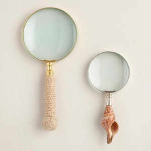 Lupa en vidrio con color dorado y mango de madera marrón, perfecta para una fácil visualización y aumento detallado - Product Image 3