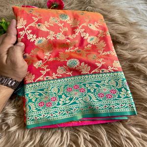 Sari de Seda Banarasi Pura de Diseño para Mujer, para Bodas de Invierno, Elegante Tejido Zari para Ocasiones Festivas y Tradicionales - Product Image 1