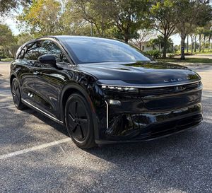 L u c i d Gravity Grand Touring 2026, fraîchement détaillé, 828 chevaux, transmission intégrale à double moteur, intérieur 7 places - Product Image 1