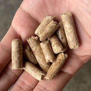 Granulés de bois de biomasse de bois dur de qualité supérieure pour griller et fumer de la viande - Product Image 6