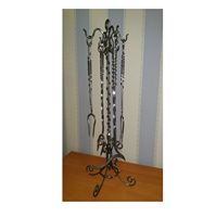 Outils décoratifs en laiton avec support assorti et longues poignées, idéaux pour les foyers confortables ou les cheminées de salon formelles