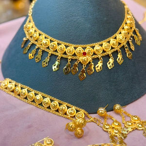 24K Plaqué Or Vintage Dubai Fashion Jewelry Set Comprend Collier Boucles D'oreilles Bracelets Peignes Cuivre Matériel Diamant Allemagne - Product Image 1