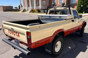 1983 pour HILUX Pickup 4x4 5 vitesses manuelle 22R 4 cylindres 4 roues motrices Direction à gauche Sièges en tissu Certains modèles modifiés - Product Image 3