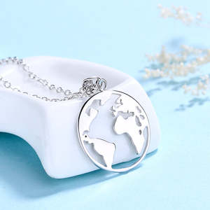 Collana con Pendente a Forma di Mondo in Platino Placcato Rodio, con Diamanti Taglio Principessa e Zirconi - Ideale per Fidanzamento e Regalo - Product Image 3