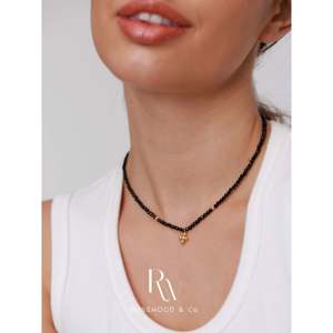 สร้อยคอลูกปัดสปิเนลสีดำสุดฮิต พร้อมจี้รูปใบโคลเวอร์สี่แฉกและจี้ออนิกซ์ เครื่องประดับอัญมณีนำโชค - Product Image 2