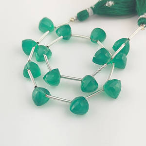 Perles d'onyx vert 7-8 mm, forme trillion, facettées, onyx vert naturel, brin de perles pour la fabrication de bijoux, 13-14 perles par brin - Product Image 1