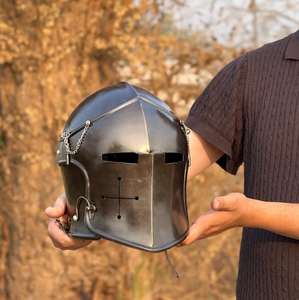 Casco de armadura metálica de diseño moderno, diseñado para recreaciones de caballeros, que ofrece una resistencia protectora robusta y auténtica. - Product Image 1
