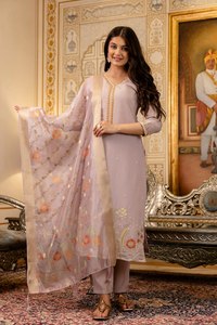 Ensemble traditionnel Choli Salwar avec Dupatta, Kurti en soie respirante et durable pour les fêtes, coupe ample pour les occasions spéciales - Product Image 4