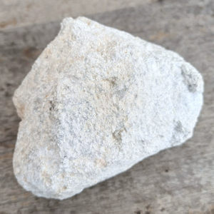 ไพโรฟิไลต์ธรรมชาติแบบก้อนสำหรับการผลิตไฟเบอร์กลาสและวัสดุเติมยางที่มีคุณสมบัติความต้านทานไฟฟ้าสูง - Product Image 1