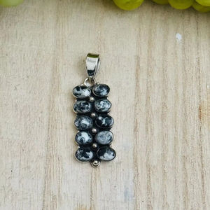 Colgante de Búfalo Blanco estilo suroeste hecho a mano en plata de ley con tecnología de incrustaciones de ajuste de bisel chapado en oro y rodio - Product Image 1