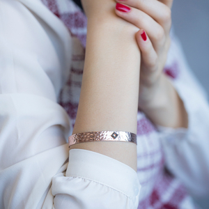 Brazalete de Plata de Ley 925 con Baño de Rodio, Diseño Cuadrado con Circonita Negra, Martillado, Hecho a Mano en Turquía, Joyería de Regalo para Mujer - Product Image 2