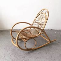 Chaise longue pliable moderne en rotin avec rembourrage en éponge, design inclinable et rangement intégré, idéale pour salon, chambre et hôtel