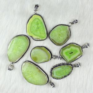 Colgante de Cuarzo Solar Verde con Engaste de Bisel, Bañado en Plata, Diseño Exclusivo, Venta al por Mayor para Minoristas - Product Image 1