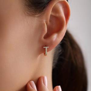 Boucles d'oreilles Huggie en argent sterling 925 plaqué or 14 carats avec zircon et croix pavée, style religieux - Product Image 6