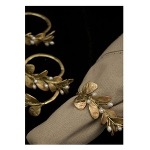 Rond de serviette en métal de luxe parfait pour les célébrations de Noël et les dîners de fête saisonniers - Product Image 2