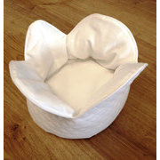 Panier de rangement pour bébé à fleurs blanches - Product Image 1