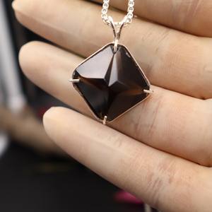 Elegante colgante de piedra preciosa negra facetada con engaste de metal plateado, perfecto para colecciones de joyería de moda, piedra preciosa al por mayor - Product Image 3