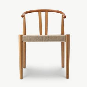 Silla de teca maciza con respaldo curvo y asiento de cuerda tejida a mano para uso en interiores. - Product Image 1
