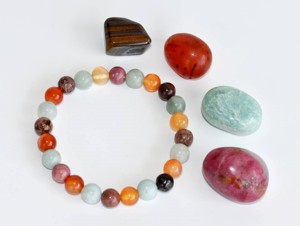 Bracelet de qualité supérieure, écologique, en pierres naturelles de naissance CANCER, perles roulées de 8 mm avec trou de 1 mm, carte zodiacale, idéal pour les cadeaux d'astrologie - Product Image 1
