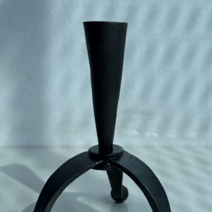 Candelabro de Hierro Forjado a Mano con Diseño de Pata, Soporte para Velas de Metal, Venta Caliente, Hecho en India por R B Overseas - Product Image 4