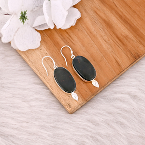 Boucles d'oreilles faites à la main pour femmes pierre de sang ovale pierre précieuse argent plaqué laiton Dangler pour les mariages ou toute occasion spéciale - Product Image 3