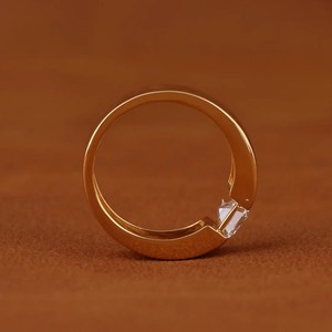 Anillo de Compromiso para Hombre con Diamante Moissanita de Corte Esmeralda de 2.00 CT, Plata 925, Engaste de Bisel y Tensión con Tecnología de Incrustación de Garras - Product Image 2