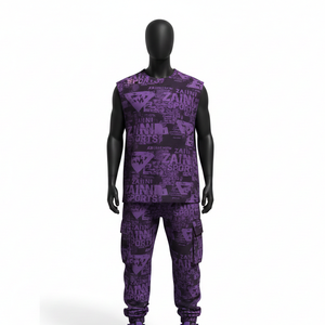 Conjunto de 2 piezas para hombre: Top sin mangas con logotipo gráfico sublimado en poliéster spandex morado de 220 GSM premium y pantalones cargo. - Product Image 1