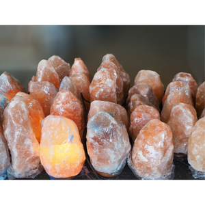 Tendance Lampe au sel rose de l'Himalaya fabriquée à la main forme naturelle pour la décoration et l'halothérapie - Product Image 6