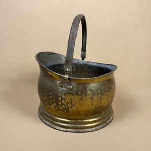 Cubo de carbón de latón decorativo antiguo con asa para almacenar carbón de chimenea en estilo de decoración del hogar vintage tradicional - Product Image 4