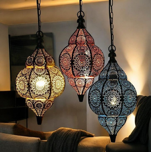 Una lámpara de mesa bellamente elaborada con metalistería detallada y una forma de cúpula que proyecta intrincados patrones de luz en toda la superficie - Product Image 5