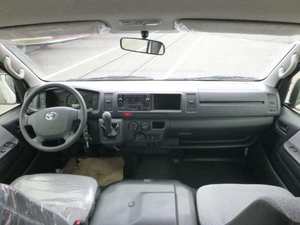 MEJORES OFERTAS DE VENTA PARA Toyota Hiace Mini Van Usada, Techo Alto, 2.5L, Transmisión Manual, 15 Asientos - Product Image 4