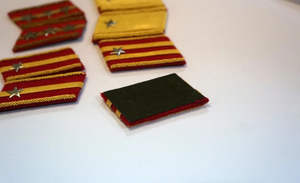 Écusson de col brodé à la main en fil de bullion de couleur personnalisée 2025 avec bouton-pression et attache de col en laiton - Product Image 3