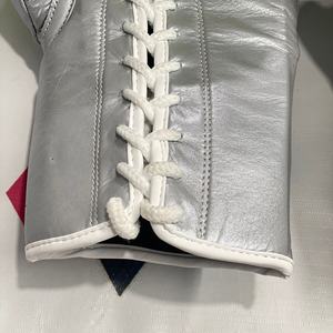 Gants de boxe professionnels en cuir de vachette tendance avec poignées, évacuation de l'humidité, antidérapants, fermeture à lacets, logo personnalisé - Product Image 3