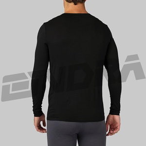 Camiseta negra de manga larga ajustada con tela transpirable, corte slim fit, cómoda, estilo moderno y casual para hombre. - Product Image 3