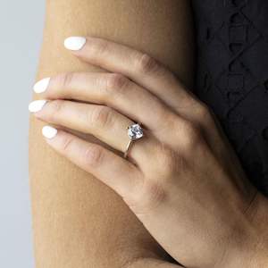 Bague de fiançailles solitaire en diamant taillé coussin pour femme - Product Image 4