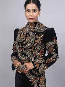 Caftán Abaya Islámico Modesto de Terciopelo AWAIS HOUSE - Cuello Alto, Manga Larga, Largo hasta el Suelo, Talla Grande, Estilo Marroquí, Hecho a Mano con Cuentas - Product Image 3