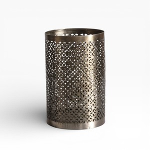 Bougeoirs en métal argenté hauts avec motif géométrique moderne à découpe croisée pour décoration contemporaine - Product Image 4