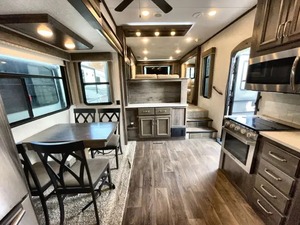 Se Vende Autocaravana Usada Keystone Montana High Country Modelo 2018 con Equipamiento de Alta Gama - Product Image 2