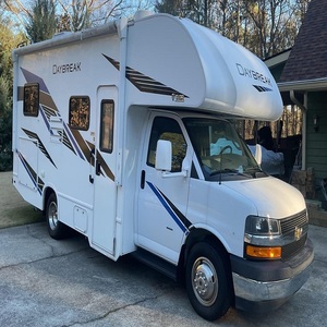 Muy Solicitado Autobús Turístico C-h-e-v-r-o-l-e-t Express 3500 Thor Motor Coach Daybreak 22GO de 2019 - Product Image 1