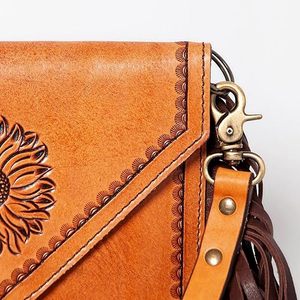 Portefeuille en cuir sculpté pour femmes avec franges Pochette en cuir de fourrure usiné Portefeuille en cuir usiné fait à la main - Product Image 2