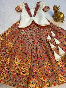 Blusa de satén Banglori de color brillante de estilo cultural Maharashtra con Lahenga de seda Paithani pesado para festivo y fiesta especial - Product Image 4