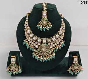 Conjunto de collar y aretes chapados en oro de calidad superior con joyería de diseñador de forma cuadrada con tachuelas Kundan para mujer, perfecto para regalar - Product Image 4