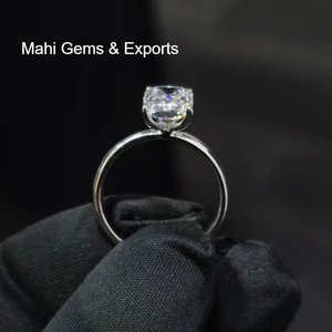 Anillo de Diamante Moissanite con Corte Radiante Personalizado, Plata de Ley 925, Anillo Elegante - Product Image 3
