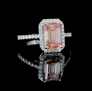 แหวนหมั้นเพชรชมพูทรงมรกตหรูหรา ประดับคริสตัลพรีเมียม พร้อมวงแหวนฝังเพชรแบบไมโครเพฟ - Product Image 3