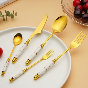 Juego de Cubiertos de Lujo con Acabado Dorado y Mango Rosa para una Elegante Decoración de Mesa y para Regalo, Hecho a Mano en India - Product Image 4