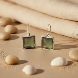 Boucles d'oreilles clous carrées en argent 925 avec calcédoine taille émeraude et topaze sertie clos, bijoux romantiques et tendance, cadeau idéal pour femme, fiançailles - Product Image 1