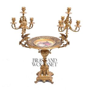 Candelabros multibrazo de latón antiguo con placa decorativa floral con detalles adornados diseño de inspiración vintage y lujoso clásico - Product Image 1