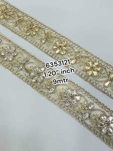 Rubans et lacets brodés à la machine sur mesure dans divers modèles et en sept couleurs pour les robes de mariée sur tissu net. - Product Image 4