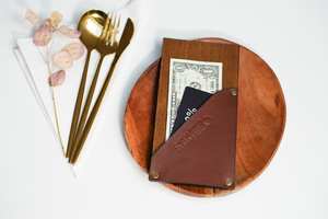 Dossier de présentation en cuir avec logo en relief pour restaurants avec blocage RFID et LBH-0134 à rabat sécurisé - Product Image 5