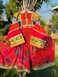 Vestido de fiesta Kuchi Vintage de excelente calidad de Afganistán/Pakistán Kochi tradicional con decoración de encaje Patrón sólido Qj Impex - Product Image 3